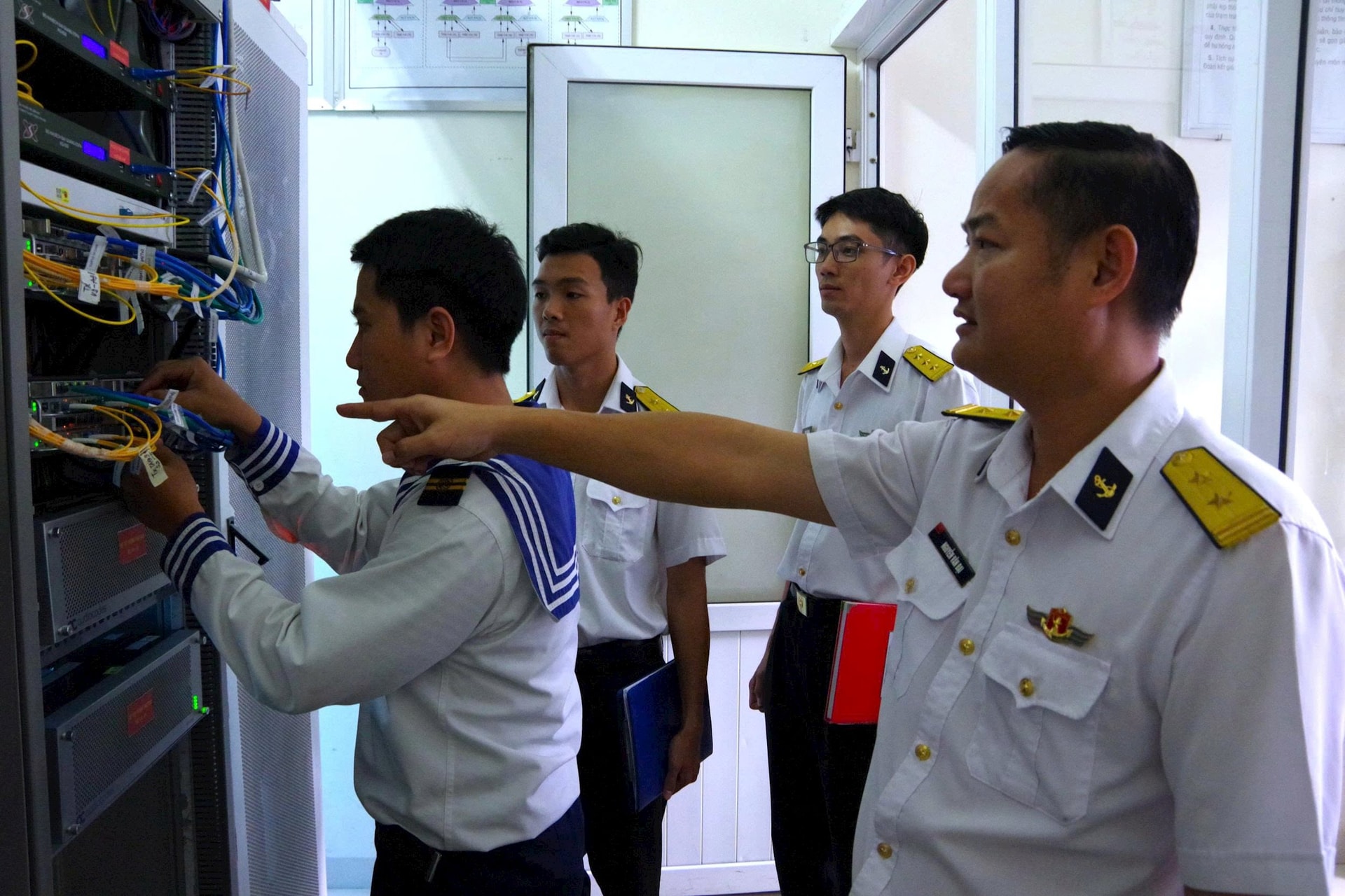 1-1 1.-trung-ta-nguyen-van-dai-chu-nhiem-thong-tin-vung-kiem-tra-cong-tac-bao-quan-ky-thuat-thong-tin-tuan-cua-tieu-doan-thong-tin-67.jpg