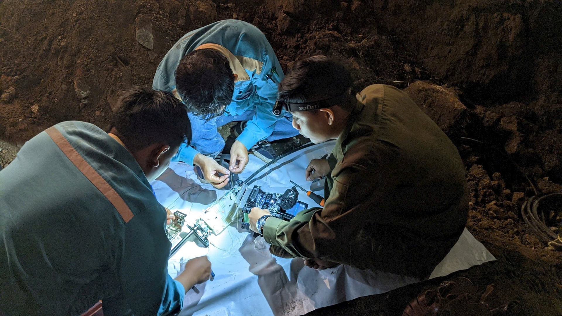 4-4 4.-can-bo-nhan-vien-thong-tin-vung-2-tham-gia-khac-phuc-su-co-cap-quang-quan-su-cung-voi-nhan-vien-viettel.jpg