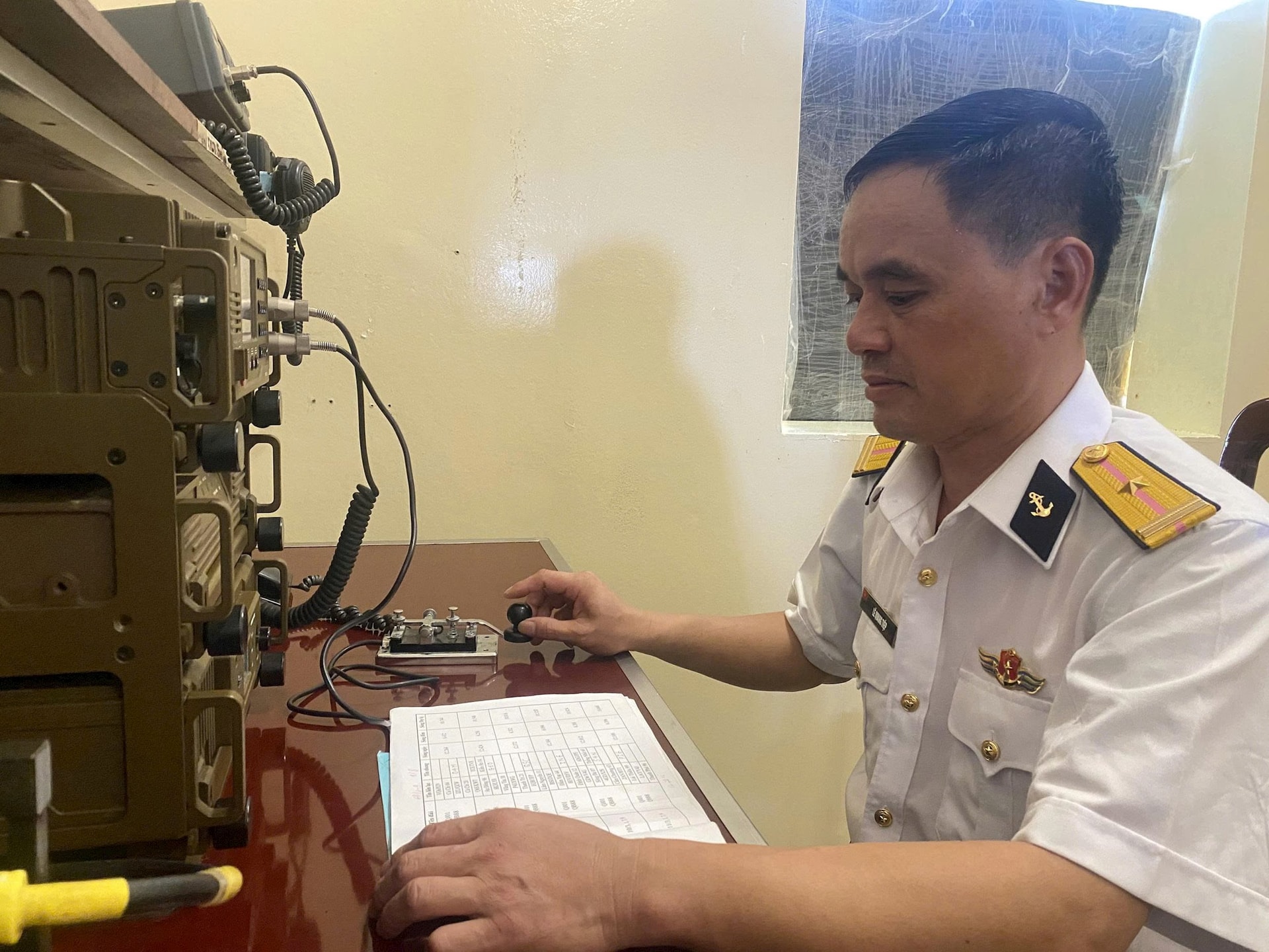 5-1 5.-thieu-ta-qncn-le-quang-tiep-thong-tin-lien-lac-ve-dat-lien.jpg