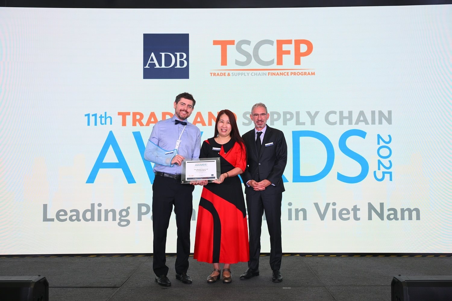 anh-dai-dien-tpbank-nhan-giai.jpg