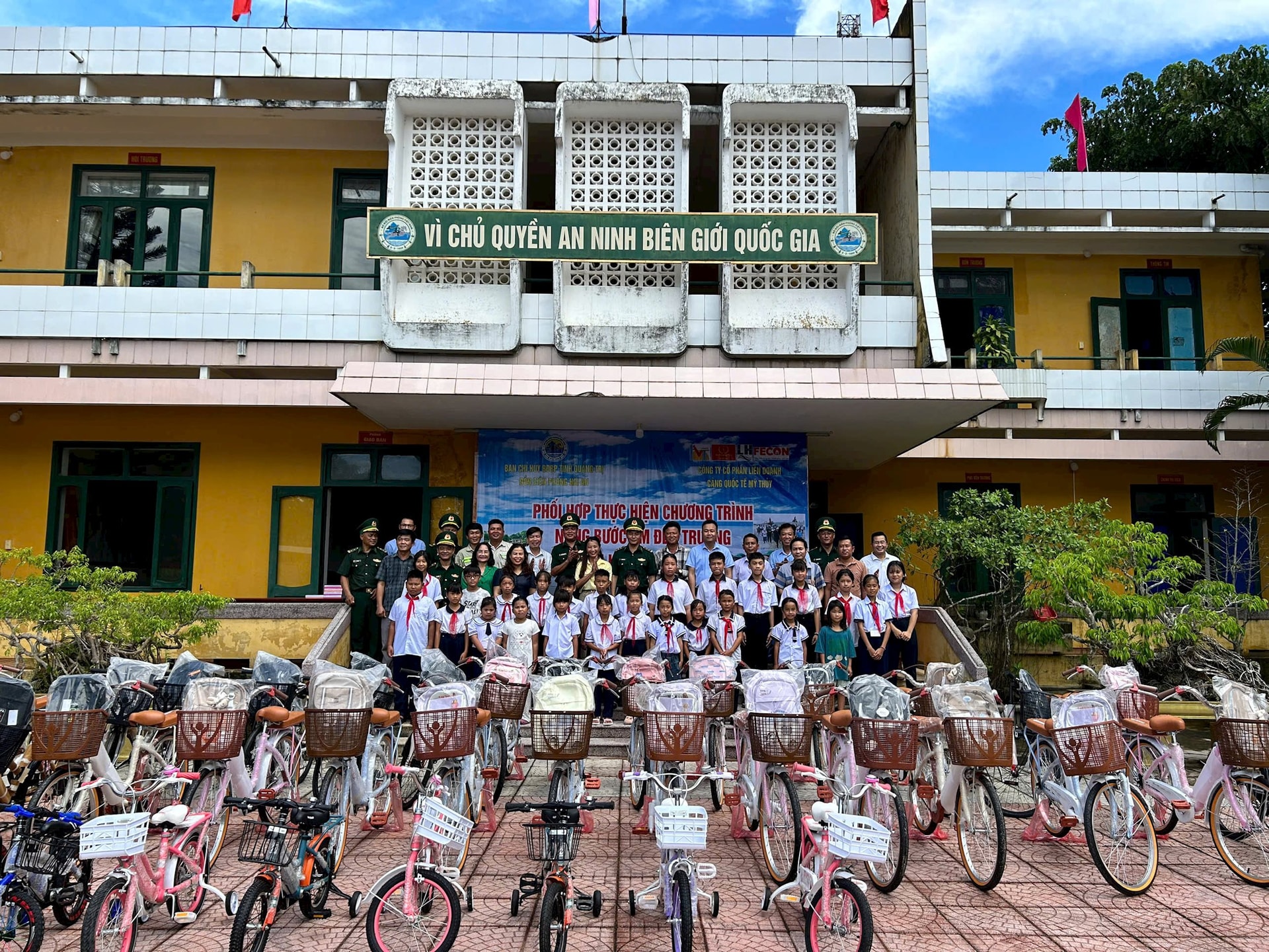 bien-phong-hai-an-trao-qua-1 bien-phong-hai-an-trao-qua-1.jpg