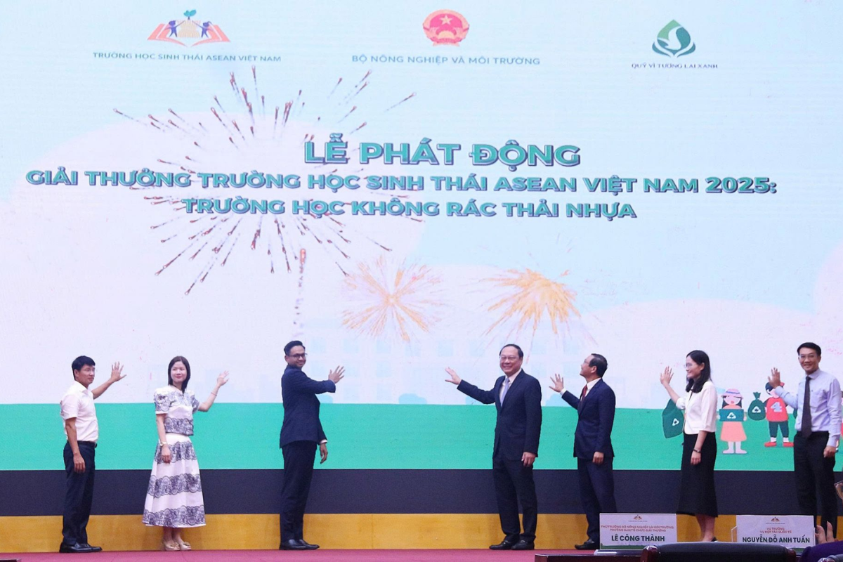 cac-dai-bieu-thuc-hien-nghi-thuc-phat-dong-giai-thuong-truong-hoc-sinh-thai-asean-viet-nam-2025..png