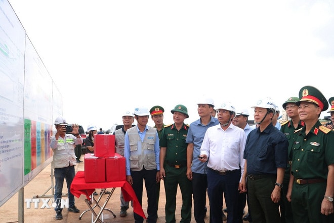 Phó Thủ tướng Trần Hồng Hà kiểm tra tiến độ thi công sân bay Long Thành qua bản đồ. (Ảnh: Công Phong/TTXVN) ttxvn-pho-thu-tuong-tran-hong-ha-san-bay-long-thanh-2.jpg