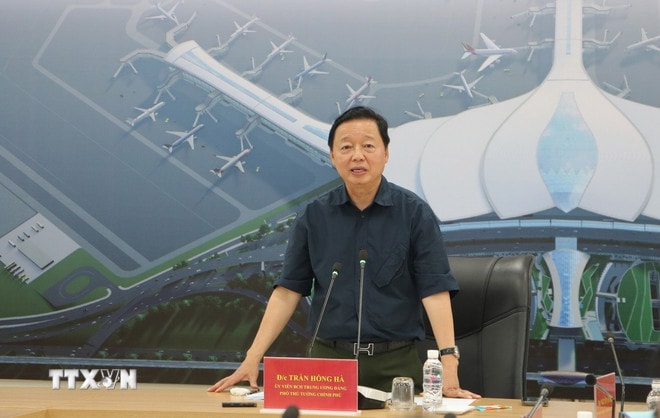 Phó Thủ tướng Trần Hồng Hà phát biểu tại buổi làm việc. (Ảnh: Công Phong/TTXVN) ttxvn-pho-thu-tuong-tran-hong-ha-san-bay-long-thanh-3.jpg