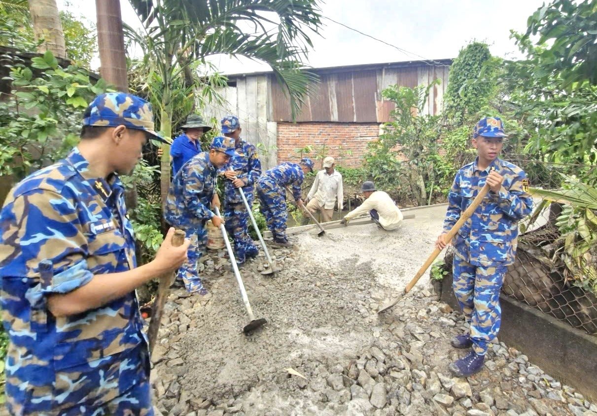 hinh-1-1 hinh-1.-can-bo-dvtn-hai-don-vi-chung-tay-cung-ba-con-be-tong-hoa-tuyen-duong-giao-thong-nong-thon.jpg