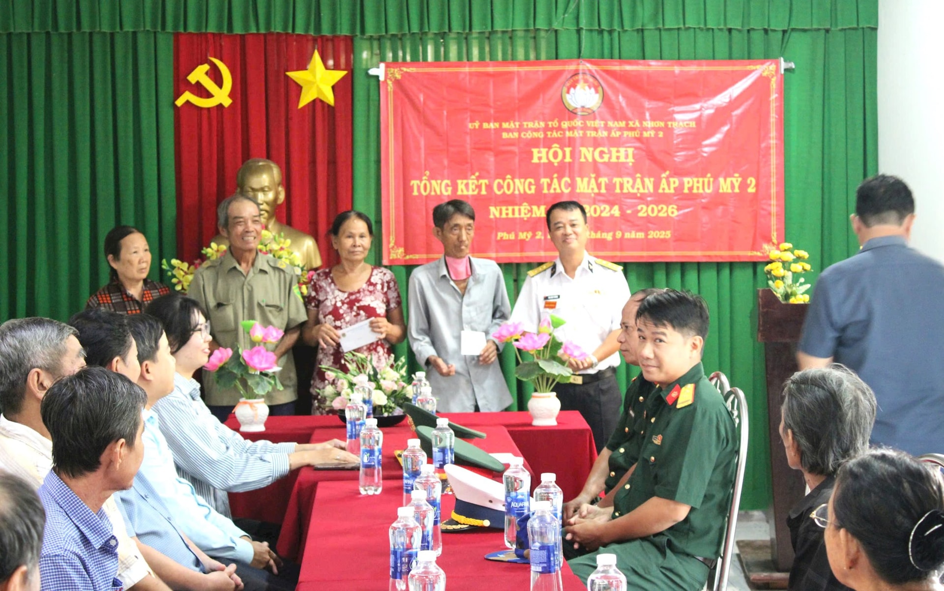 hinh-3 hinh-3.-thuong-ta-dao-quoc-phuong-pho-chi-huy-truong-trung-bao-dam-ky-thuat-tang-qua-gia-dinh-chinh-sach.jpg