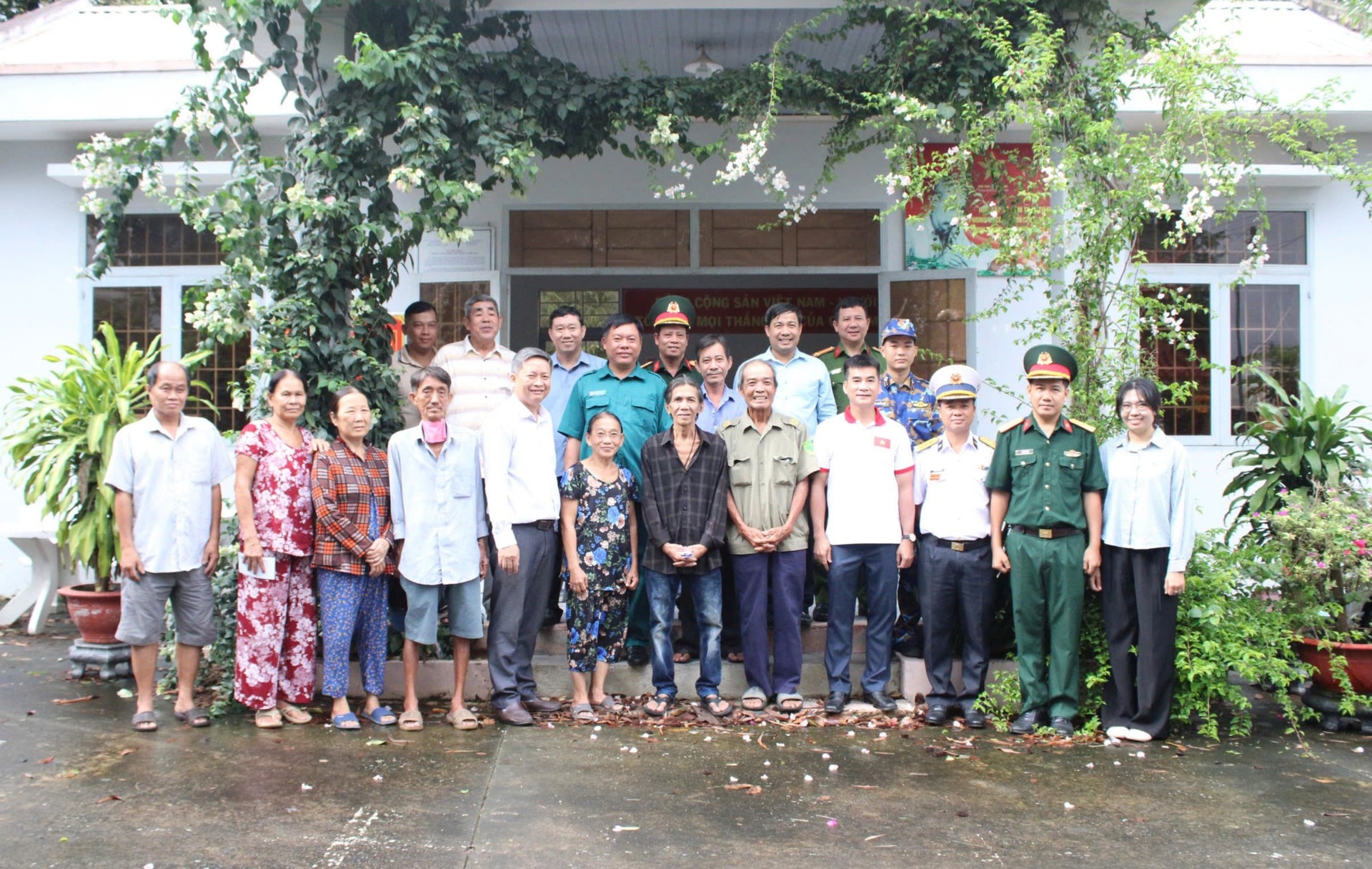 hinh-4 hinh-4-.hai-don-vi-chup-anh-luu-niem-voi-cap-uy-chinh-quyen-dia-phuong-va-ba-con-tren-dia-ban.jpg