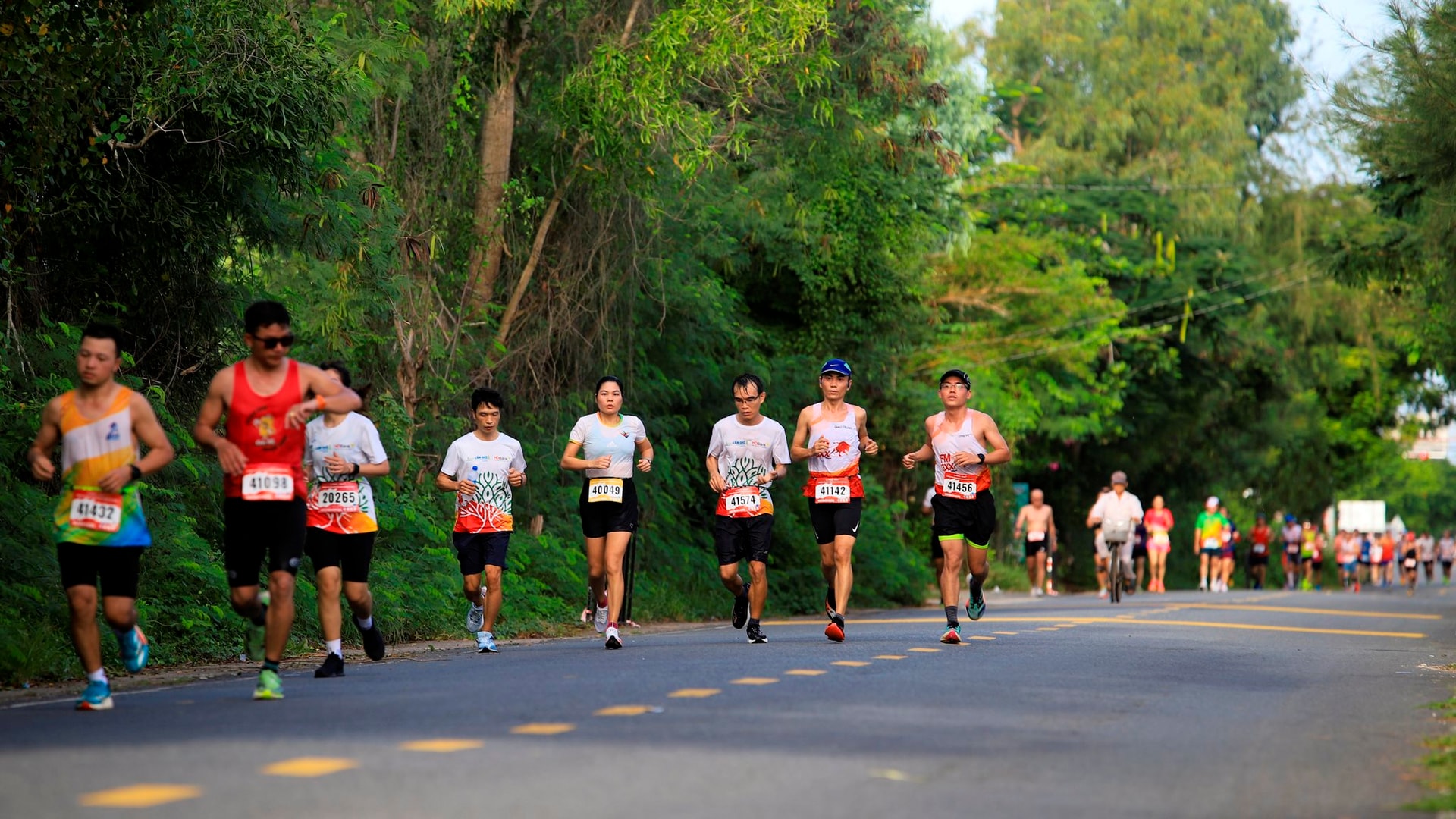 hinh-4_-nhung-buoc-chay-nhip-nhang-giua-rung-ngap-man-lan-toa-nang-luong-xanh-phan-khoi1 hinh-4_-nhung-buoc-chay-nhip-nhang-giua-rung-ngap-man-lan-toa-nang-luong-xanh-phan-khoi(1).jpg