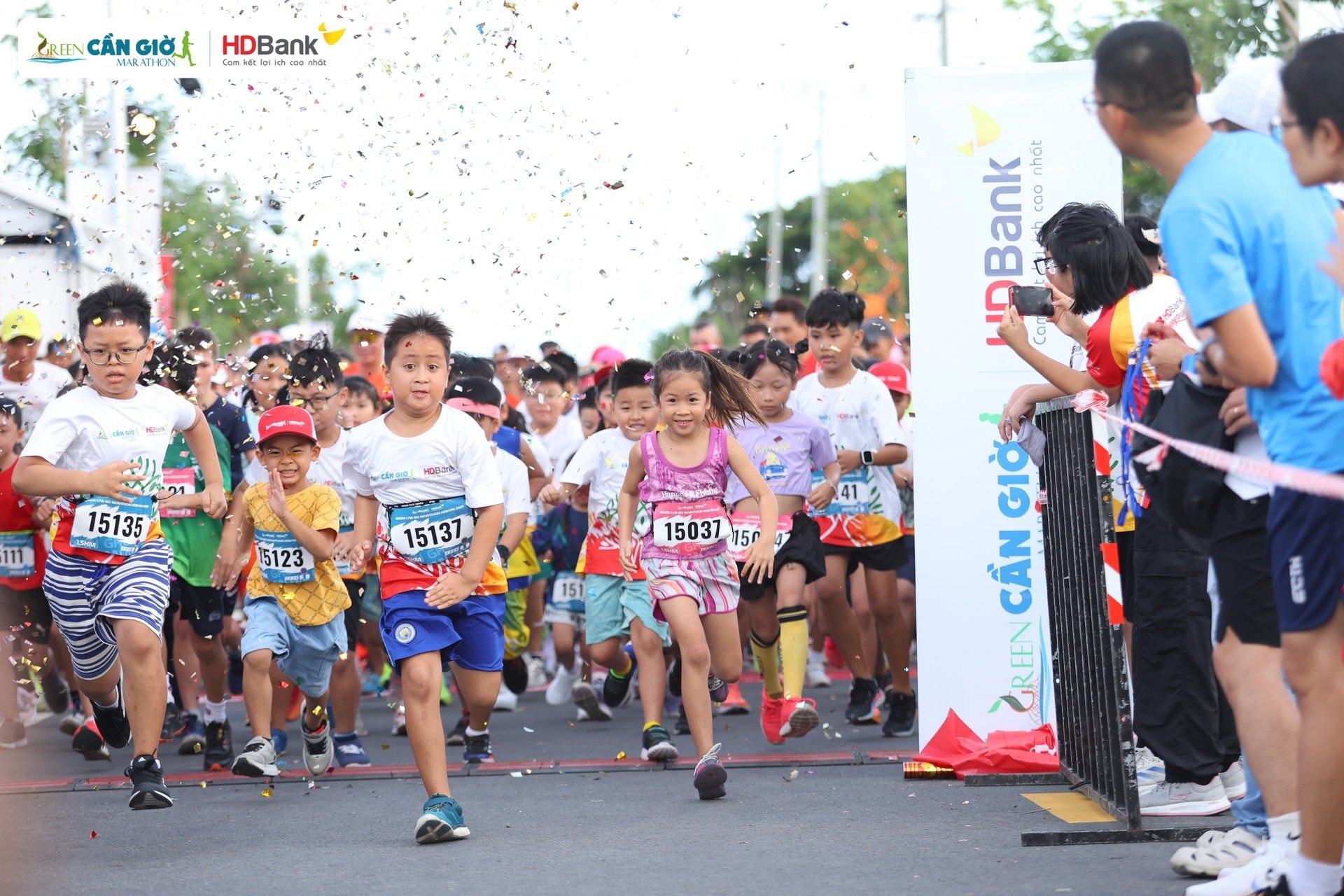 hinh-6_cac-runners-nhi-hao-hung-but-toc-ngay-khi-tieng-coi-xuat-phat-cat-len-1 hinh-6_cac-runners-nhi-hao-hung-but-toc-ngay-khi-tieng-coi-xuat-phat-cat-len-(1).jpg