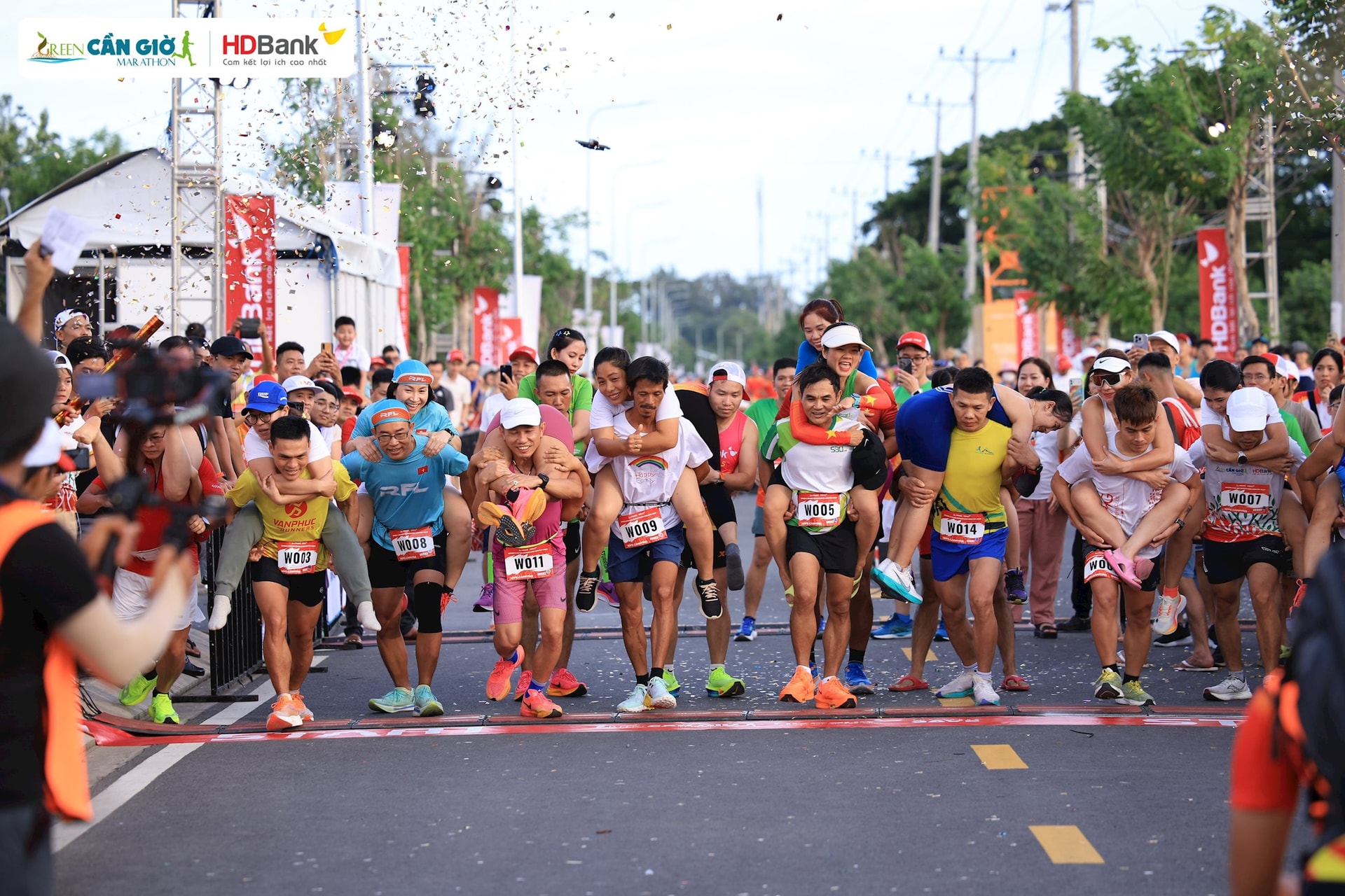 hinh-7_-chong-cong-vo-la-dac-san-cua-giai-dau-vi-tinh-sang-tao-thu-vi-gop-phan-gan-ket-tinh-cam-lua-doi1 hinh-7_-chong-cong-vo-la-dac-san-cua-giai-dau-vi-tinh-sang-tao-thu-vi-gop-phan-gan-ket-tinh-cam-lua-doi(1).jpg
