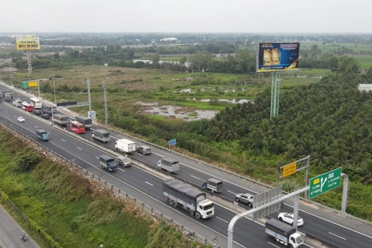 huong-dan-dieu-tiet-giao-thong-tren-cac-tuyen-cao-toc-co-hai-lan-xe-chay-anh-minh-hoa-..png