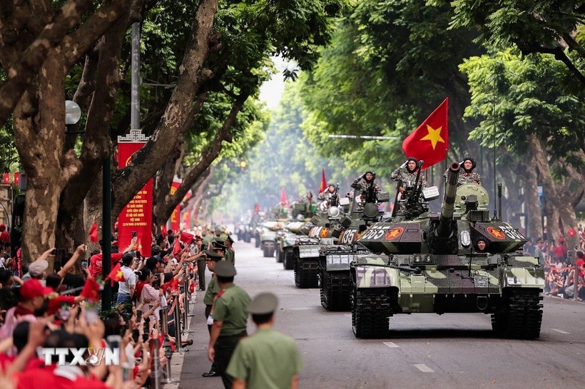 media Người dân và du khách chào đón khối xe tăng thiết giáp diễu binh trên phố Trần Phú. (Ảnh: Lê Đông/TTXVN)