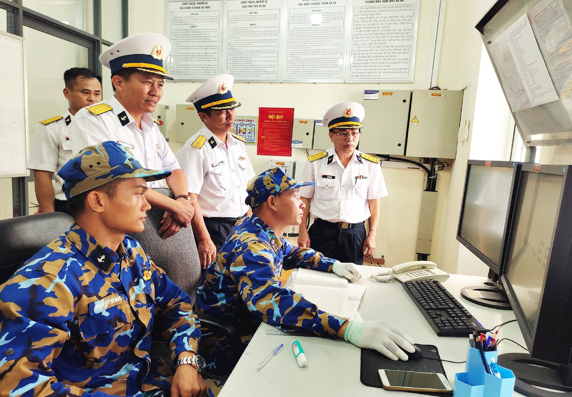 1 1.-thu-truong-bo-tu-lenh-vung-2-va-trung-doan-251-nam-tinh-hinh-van-hanh-khai-thac-trang-bi-ra-da-cua-can-bo-chien-si-trung-doan.jpg