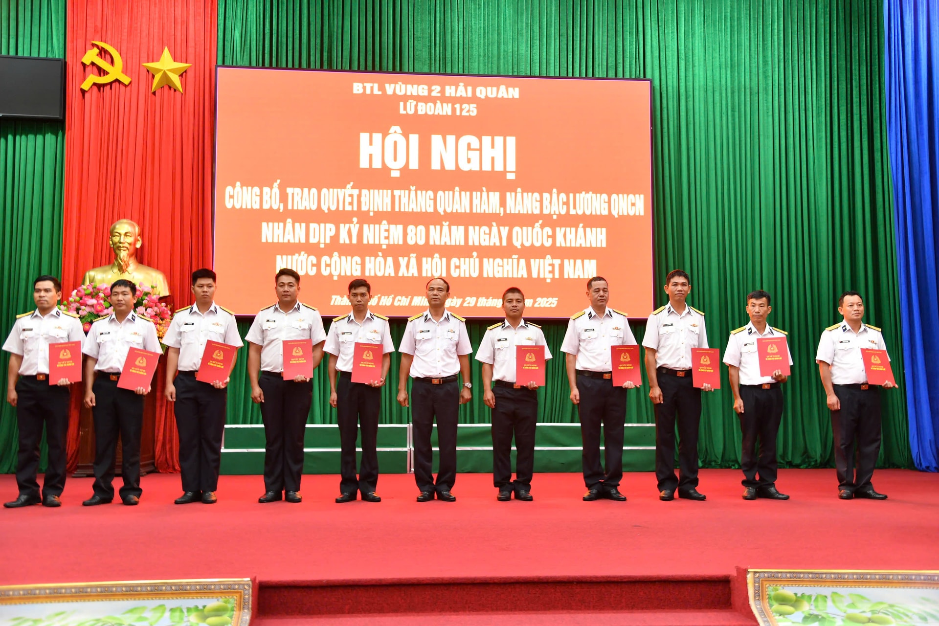 anh-2 anh-2.-thu-truong-lu-doan-trao-quyet-dinh-thang-quan-ham-nang-bac-luong-cho-cac-dong-chi-qncn.jpg