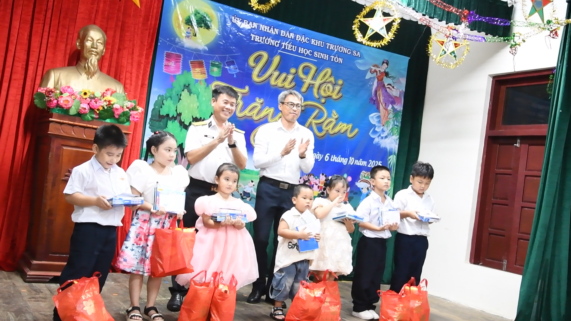 lanh-dao-chi-huy-dao-sinh-ton-tang-qua-cac-chau-thieu-nhi-copy lanh-dao-chi-huy-dao-sinh-ton-tang-qua-cac-chau-thieu-nhi-copy.png