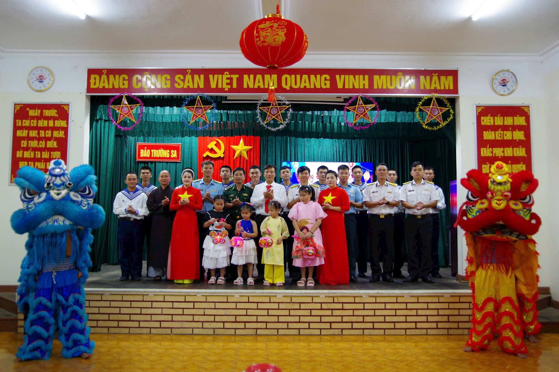 lanh-dao-chi-huy-dao-va-cac-luc-luong-dao-truong-sa-tang-qua-cac-chau-thieu-nhi-copy lanh-dao-chi-huy-dao-va-cac-luc-luong-dao-truong-sa-tang-qua-cac-chau-thieu-nhi-copy.jpg