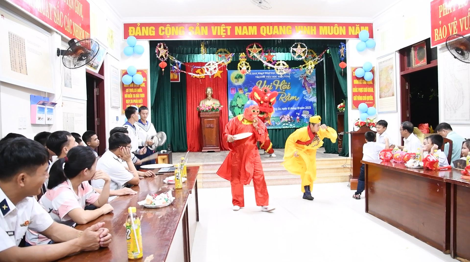 tiet-muc-van-nghe-tren-dao-sinh-ton tiet-muc-van-nghe-tren-dao-sinh-ton.png