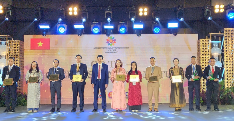 hinh-1-cac-dai-dien-doanh-nghiep-viet-nam-rang-ro-nhan-cac-hang-muc-giai-thuong-quan-trong-tai-dien-dan-du-lich-dong-nam-a