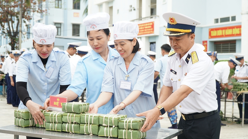 hinh-anh-2-can-bo-nhan-vien-he-1-sap-dat-gon-gang-san-pham-goi-banh-trung-cua-doi