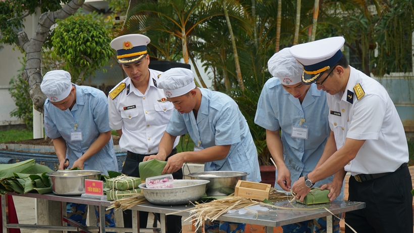 hinh-anh-3-phoi-hop-nhip-nhang-tung-dong-tac-tu-gap-la-rong-cho-gao-nep-vao-khuon-rat-thanh-thuc-den-tu-doi-thi-tieu-doan-3