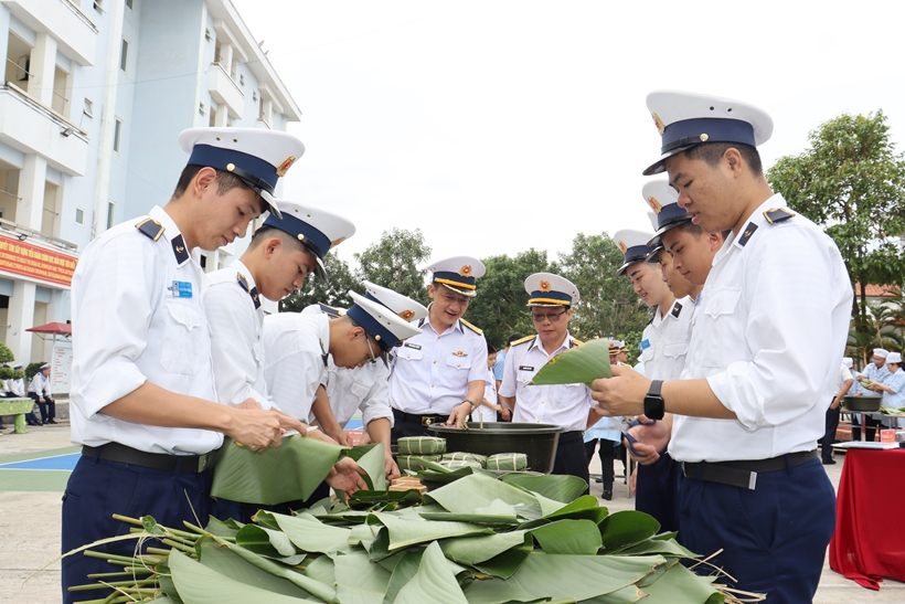 hinh-anh-4-can-bo-hoc-vien-cung-nhau-goi-banh-tao-nen-bau-khong-khi-gan-gui-doan-ket-gan-ket-tinh-dong-chi-dong-doi