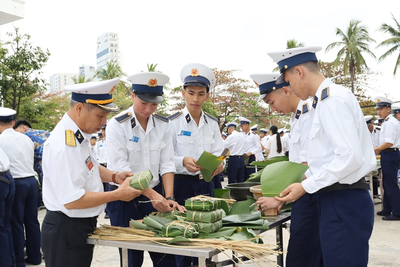 hinh-anh-5-can-bo-hoc-vien-cung-nhau-goi-banh-chung