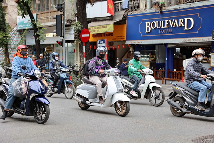 vna-potal-nguoi-dan-ha-noi-ung-pho-voi-dot-ret-nhat-tu-dau-mua-8516866