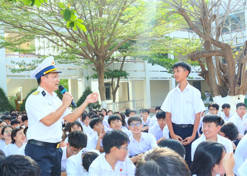 3-bao-cao-vien-hoc-vien-hai-quan-giao-luu-trao-doi-tao-bau-khong-khi-tuyen-truyen-coi-mo-den-voi-cac-em-hoc-sinh