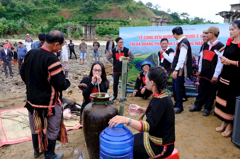 le-cung-ben-nuoc-xa-quang-phu
