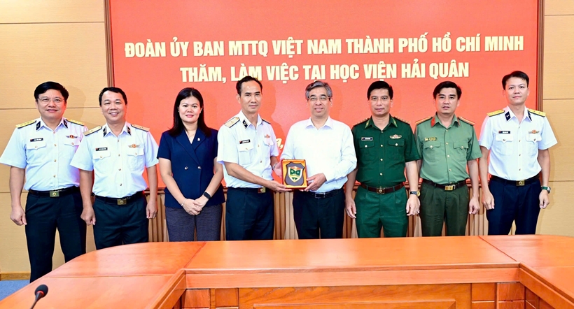 4-chuan-do-doc-nguyen-huu-thoan-chinh-uy-hoc-vien-trao-qua-luu-niem-cho-doan-cong-tac