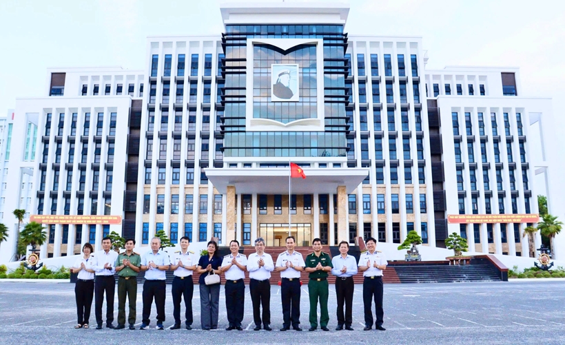 5-doan-cong-tac-uy-ban-mttq-viet-nam-tphcm-chup-anh-luu-niem-voi-lanh-dao-hoc-vien-hai-quan