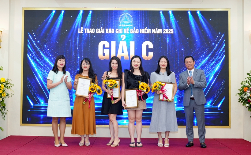 ba-le-huong-ly-uy-vien-bch-hiep-hoi-bao-hiem-viet-nam-va-ong-nguyen-phong-cam-pho-tong-thu-ky-iav-trao-giai-cho-cac-tac-gia-dat-giai-c