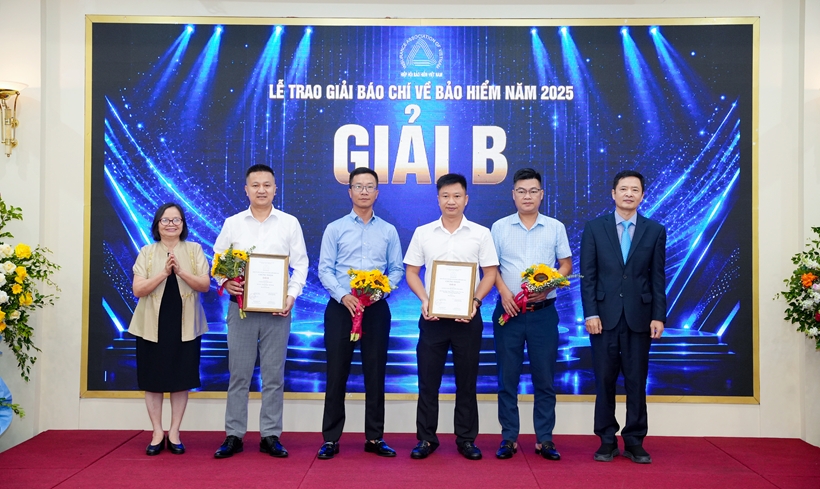 ba-nguyen-thi-bich-uy-vien-bch-hiep-hoi-bao-hiem-viet-nam-va-ong-pham-ngoc-son-tong-thu-ky-iav-trao-gia-cho-cac-tac-gia-dat-giai-b