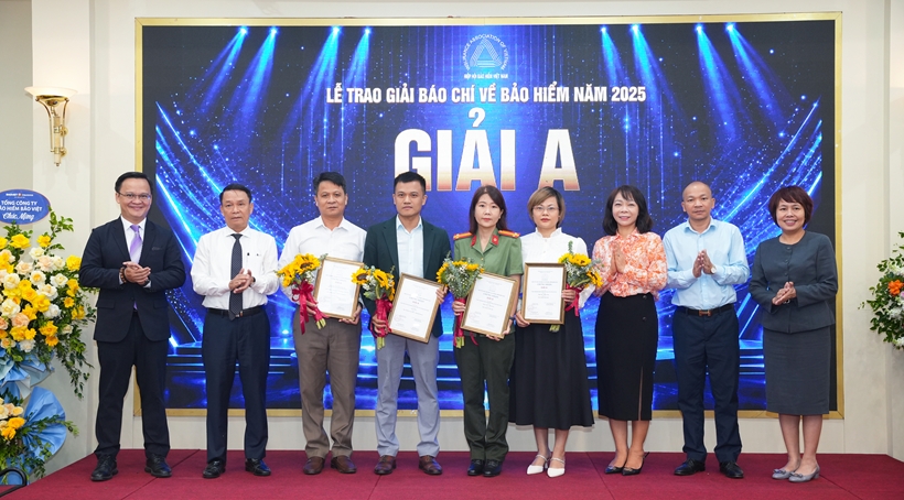 lanh-dao-co-quan-chi-dao-va-quan-ly-bc-cuc-quan-ly-giam-sat-bao-hiem-trao-giai-cho-cac-tac-gia-dat-giai-a