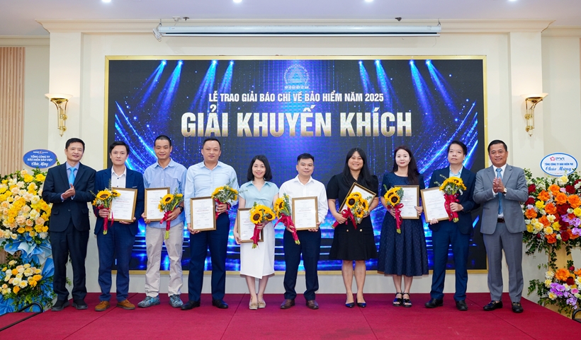 lanh-dao-hiep-hoi-bao-hiem-viet-nam-trao-giai-cho-cac-tac-gia-dat-giai-kk