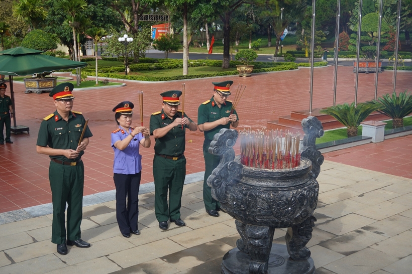 dai-dien-lanh-dao-cac-co-quan-dang-huong-tai-dai-tuong-niem