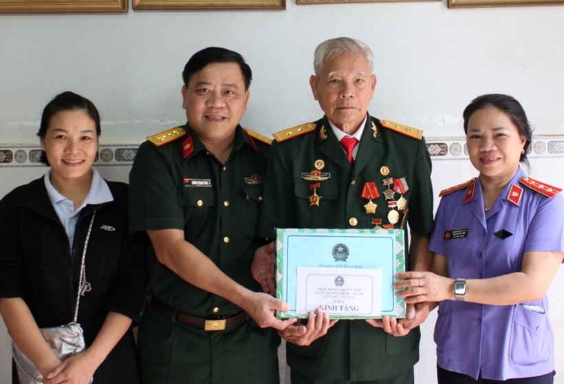 dai-dien-lanh-dao-cac-co-quan-tham-hoi-suc-khoe-va-trao-qua-tri-an-cac-gia-dinh-chinh-sach-tren-dia-ban-tinh-gia-lai
