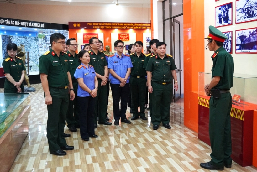 doan-cong-tac-tham-quan-tim-hieu-cac-tu-lieu-hien-vat-lich-su-tai-nha-truyen-thong-luc-luong-vu-trang-tinh-gia-lai
